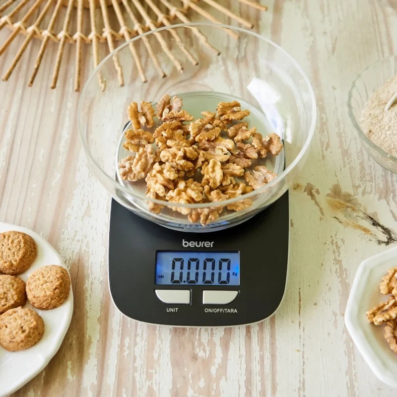 Kitchen-scale-KS-25-scaling-nuts.webp